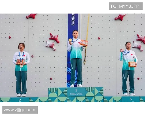 成都攀岩队的防反策略解析与攀岩热点探讨